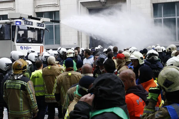 İtfaiyeciler ve kamu sektöründen işçiler isyan po ile kavga