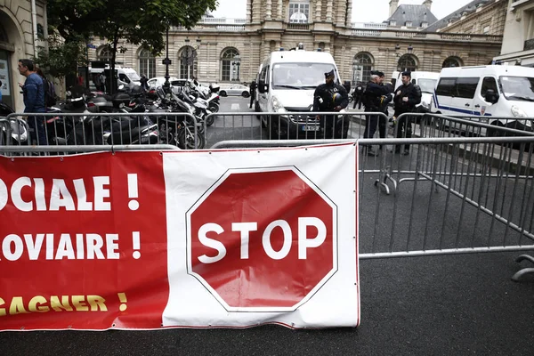 I lavoratori delle ferrovie protestano a Parigi — Foto Stock