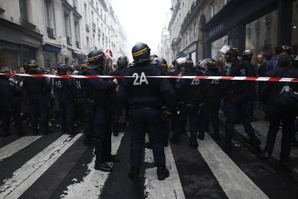 2018年5月29日 フランス パリの鉄道労働者の地位を変える政府プロジェクトに抗議する警察官 — ストック写真