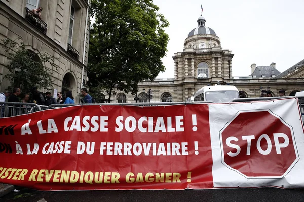 Trabajadores del ferrocarril protestan en París —  Fotos de Stock