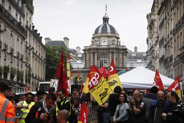 Trabajadores del ferrocarril protestan en París — Foto de Stock