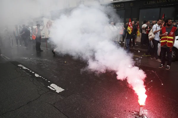 Paris'te demiryolu işçileri protesto