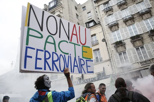 Paris'te demiryolu işçileri protesto