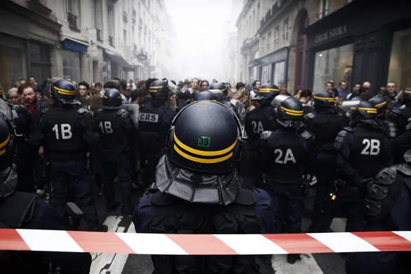 Trabajadores del ferrocarril protestan en París — Foto de Stock