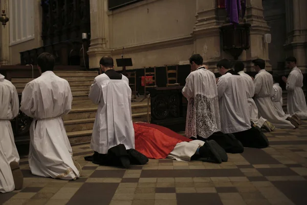 Adorateurs lors de la célébration de la Passion du Seigneur, Bruxelles — Photo