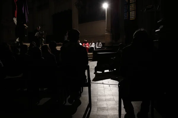 Worshipers during the Celebration of the Lord's Passion, Brussel — Stock Photo, Image