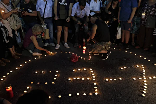 As pessoas assistem a uma vigília à luz de velas em frente ao parlamento grego — Fotografia de Stock