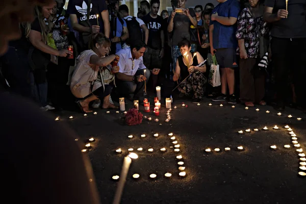 La gente assiste ad una veglia a lume di candela davanti al parlamento greco — Foto Stock