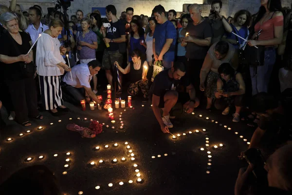 人们在希腊广场前参加烛光守夜活动 — 图库照片