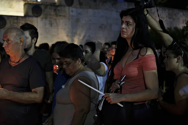 La gente assiste ad una veglia a lume di candela davanti al parlamento greco — Foto Stock