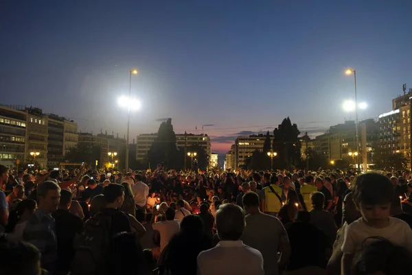 그리스 팔레아메 앞에서 촛불 경비대에 참석하는 사람들 — 스톡 사진