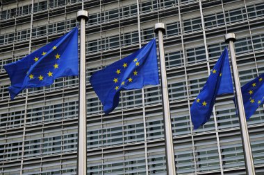 Brüksel'deki Ab genel merkezinin önünde Avrupa bayrakları rüzgarda esecek, Belçika 31 Ekim 2018