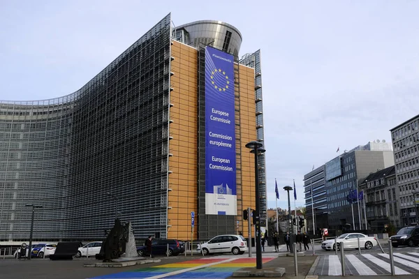 Piesi Chodzą Poza Budynkiem Komisji Europejskiej Berlaymont Brukseli Belgia Października — Zdjęcie stockowe