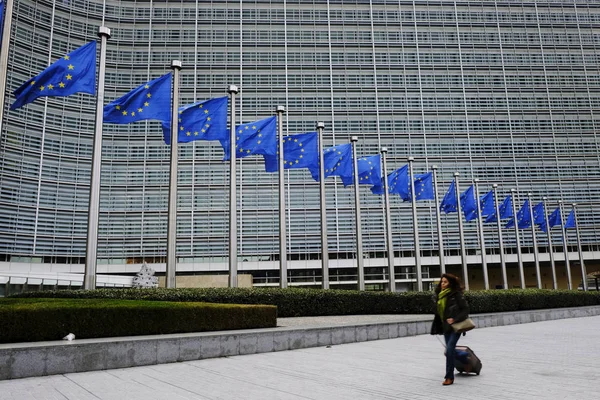 Chodci Nacházejí Mimo Budovu Berlaymont Evropské Komise Bruselu Belgii Dne — Stock fotografie