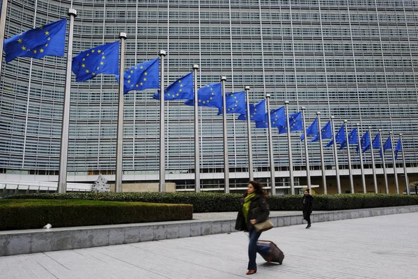 Πεζοί Έξω Από Κτήριο Berlaymont Της Ευρωπαϊκής Επιτροπής Στις Βρυξέλλες — Φωτογραφία Αρχείου