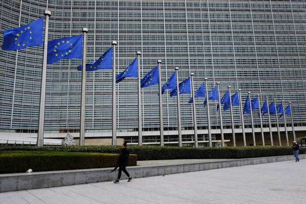 Des Piétons Marchent Devant Bâtiment Berlaymont Commission Européenne Bruxelles Belgique — Photo