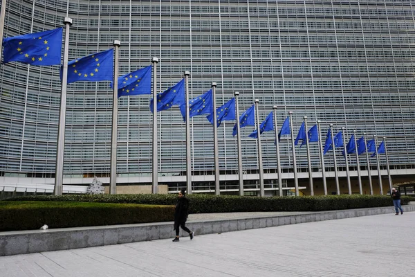 Los Peatones Caminan Fuera Del Edificio Berlaymont Comisión Europea Bruselas — Foto de Stock