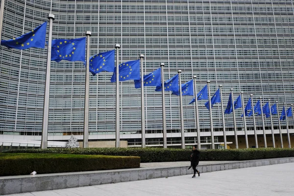 Los Peatones Caminan Fuera Del Edificio Berlaymont Comisión Europea Bruselas — Foto de Stock