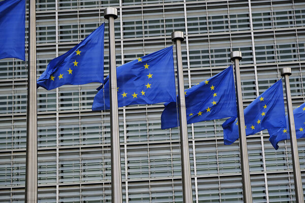 Европейские флаги развеваются на ветру за пределами штаб-квартиры ЕС в Брюсселе, Бельгия, 31 октября 2018 года
