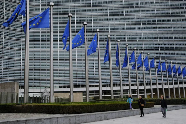 Fotgängare Går Utanför Europeiska Kommissionens Berlaymont Byggnad Bryssel Belgien Den — Stockfoto
