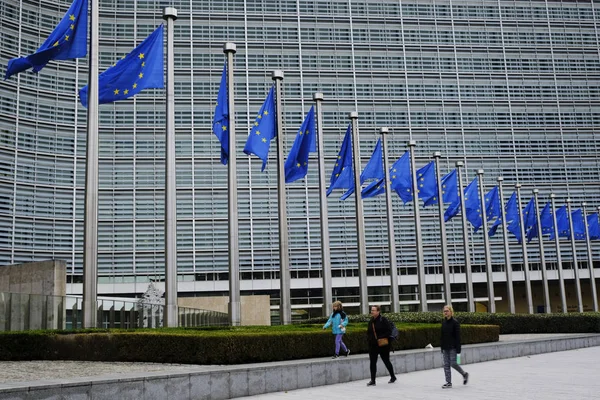 Chodci Nacházejí Mimo Budovu Berlaymont Evropské Komise Bruselu Belgii Dne — Stock fotografie