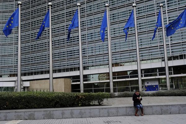 Пешеходы Выходят Здания Европейской Комиссии Берлеймонте Брюсселе Бельгия Октября 2018 — стоковое фото