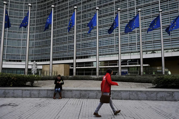 Chodci Nacházejí Mimo Budovu Berlaymont Evropské Komise Bruselu Belgii Dne — Stock fotografie