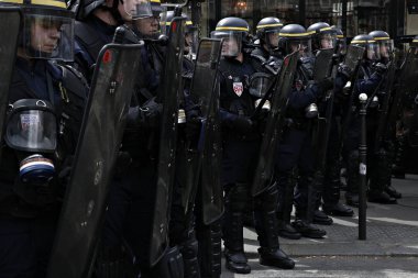 Göstericiler Sendikalar üyelerinin bir gösteri sırasında isyan polisi ile çatıştılar ve ' gilets Jaunes ' hareket işaretleme Işgücü günü Paris, Fransa 1 Mayıs, 2017