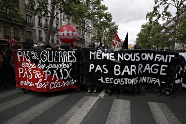 Göstericiler Sendikalar üyelerinin bir gösteri sırasında isyan polisi ile çatıştılar ve ' gilets Jaunes ' hareket işaretleme Işgücü günü Paris, Fransa 1 Mayıs, 2017