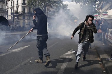 Göstericiler Sendikalar üyelerinin bir gösteri sırasında isyan polisi ile çatıştılar ve ' gilets Jaunes ' hareket işaretleme Işgücü günü Paris, Fransa 1 Mayıs, 2017