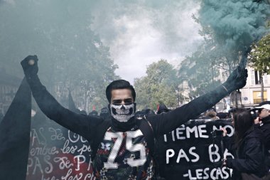 Göstericiler Sendikalar üyelerinin bir gösteri sırasında isyan polisi ile çatıştılar ve ' gilets Jaunes ' hareket işaretleme Işgücü günü Paris, Fransa 1 Mayıs, 2017