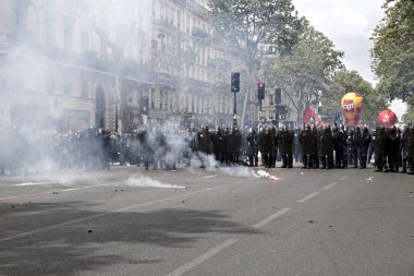 Göstericiler Sendikalar üyelerinin bir gösteri sırasında isyan polisi ile çatıştılar ve ' gilets Jaunes ' hareket işaretleme Işgücü günü Paris, Fransa 1 Mayıs, 2017