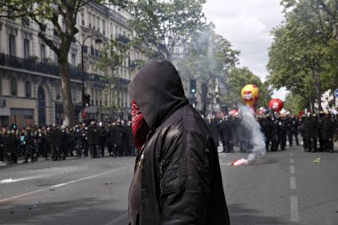 Göstericiler Sendikalar üyelerinin bir gösteri sırasında isyan polisi ile çatıştılar ve ' gilets Jaunes ' hareket işaretleme Işgücü günü Paris, Fransa 1 Mayıs, 2017