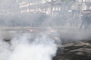 Göstericiler Sendikalar üyelerinin bir gösteri sırasında isyan polisi ile çatıştılar ve ' gilets Jaunes ' hareket işaretleme Işgücü günü Paris, Fransa 1 Mayıs, 2017