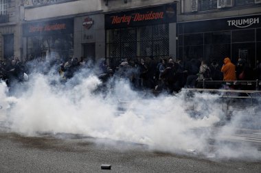Göstericiler Sendikalar üyelerinin bir gösteri sırasında isyan polisi ile çatıştılar ve ' gilets Jaunes ' hareket işaretleme Işgücü günü Paris, Fransa 1 Mayıs, 2017
