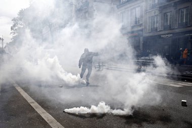 Göstericiler Sendikalar üyelerinin bir gösteri sırasında isyan polisi ile çatıştılar ve ' gilets Jaunes ' hareket işaretleme Işgücü günü Paris, Fransa 1 Mayıs, 2017