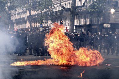 Göstericiler Sendikalar üyelerinin bir gösteri sırasında isyan polisi ile çatıştılar ve ' gilets Jaunes ' hareket işaretleme Işgücü günü Paris, Fransa 1 Mayıs, 2017