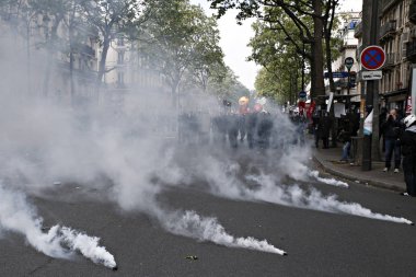 Göstericiler Sendikalar üyelerinin bir gösteri sırasında isyan polisi ile çatıştılar ve ' gilets Jaunes ' hareket işaretleme Işgücü günü Paris, Fransa 1 Mayıs, 2017