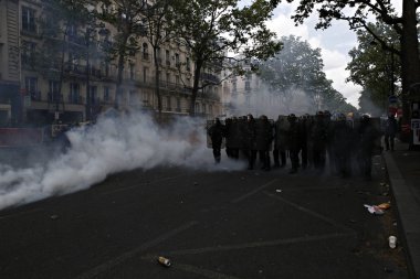 Göstericiler Sendikalar üyelerinin bir gösteri sırasında isyan polisi ile çatıştılar ve ' gilets Jaunes ' hareket işaretleme Işgücü günü Paris, Fransa 1 Mayıs, 2017