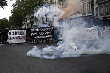 Göstericiler Sendikalar üyelerinin bir gösteri sırasında isyan polisi ile çatıştılar ve ' gilets Jaunes ' hareket işaretleme Işgücü günü Paris, Fransa 1 Mayıs, 2017