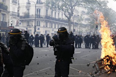 Göstericiler Sendikalar üyelerinin bir gösteri sırasında isyan polisi ile çatıştılar ve ' gilets Jaunes ' hareket işaretleme Işgücü günü Paris, Fransa 1 Mayıs, 2017