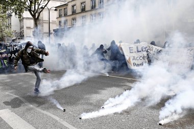 Göstericiler Sendikalar üyelerinin bir gösteri sırasında isyan polisi ile çatıştılar ve ' gilets Jaunes ' hareket işaretleme Işgücü günü Paris, Fransa 1 Mayıs, 2017