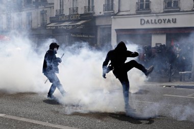 Göstericiler Sendikalar üyelerinin bir gösteri sırasında isyan polisi ile çatıştılar ve ' gilets Jaunes ' hareket işaretleme Işgücü günü Paris, Fransa 1 Mayıs, 2017