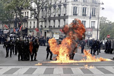 Göstericiler Sendikalar üyelerinin bir gösteri sırasında isyan polisi ile çatıştılar ve ' gilets Jaunes ' hareket işaretleme Işgücü günü Paris, Fransa 1 Mayıs, 2017