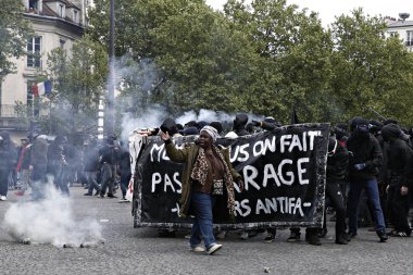Göstericiler Sendikalar üyelerinin bir gösteri sırasında isyan polisi ile çatıştılar ve ' gilets Jaunes ' hareket işaretleme Işgücü günü Paris, Fransa 1 Mayıs, 2017