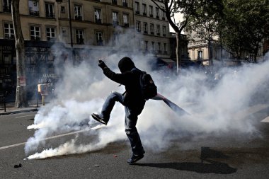 Göstericiler Sendikalar üyelerinin bir gösteri sırasında isyan polisi ile çatıştılar ve ' gilets Jaunes ' hareket işaretleme Işgücü günü Paris, Fransa 1 Mayıs, 2017