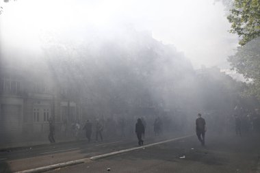 Göstericiler Sendikalar üyelerinin bir gösteri sırasında isyan polisi ile çatıştılar ve ' gilets Jaunes ' hareket işaretleme Işgücü günü Paris, Fransa 1 Mayıs, 2017