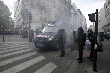 Göstericiler Sendikalar üyelerinin bir gösteri sırasında isyan polisi ile çatıştılar ve ' gilets Jaunes ' hareket işaretleme Işgücü günü Paris, Fransa 1 Mayıs, 2017