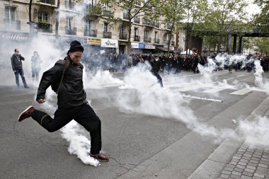 Göstericiler Sendikalar üyelerinin bir gösteri sırasında isyan polisi ile çatıştılar ve ' gilets Jaunes ' hareket işaretleme Işgücü günü Paris, Fransa 1 Mayıs, 2017