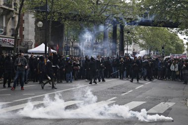 Göstericiler Sendikalar üyelerinin bir gösteri sırasında isyan polisi ile çatıştılar ve ' gilets Jaunes ' hareket işaretleme Işgücü günü Paris, Fransa 1 Mayıs, 2017